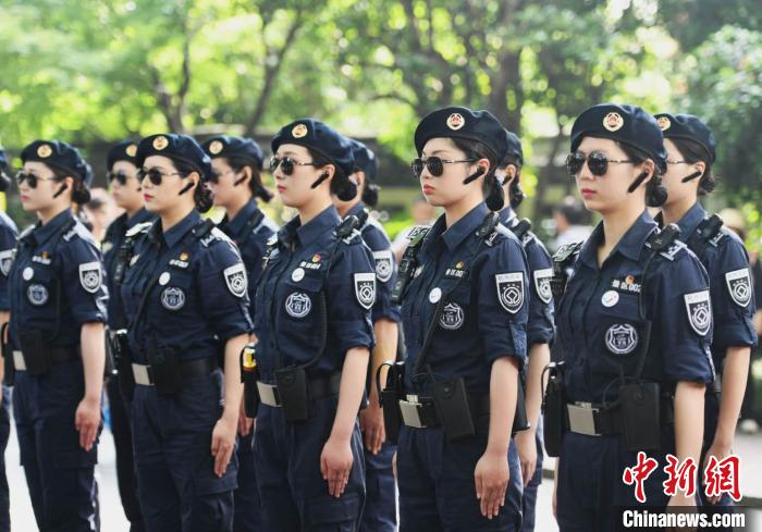 图为：杭州西湖女子巡逻队。　王刚 摄