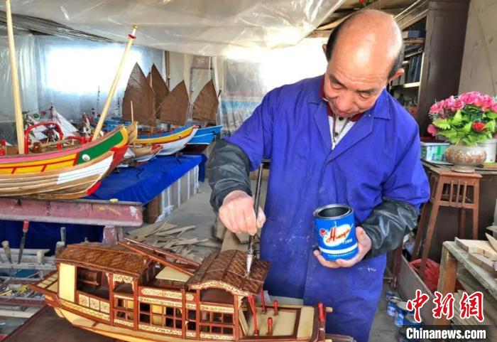 浙江台州非遗传人制作南湖红船船模 献礼建党100周年