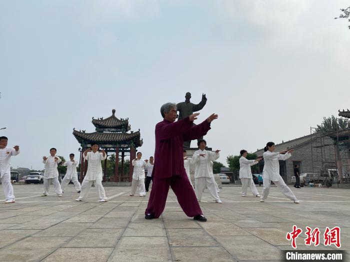 “太极拳之乡”邯郸永年：万人习练太极拳迎米乐M6官网“全民健身日”(图2)