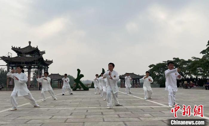 “太极拳之乡”邯郸永年：万人习练太极拳迎米乐M6官网“全民健身日”(图3)