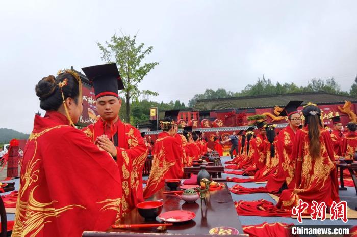 百名青年剑门关体验传统汉式婚礼