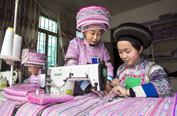 贵州黔西：巧手织彩线 新年生产忙