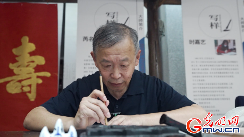 中国非遗年度人物丨雕版印刷有了新载体 非遗“活化石”越“活”越年轻