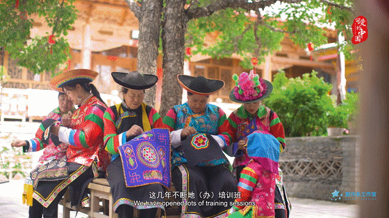 “可爱的中国”之土族：这里的绣娘用巧手绣出了“彩虹故乡”的骄傲