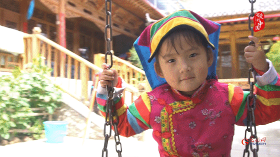 “可爱的中国”之土族：这里的绣娘用巧手绣出了“彩虹故乡”的骄傲