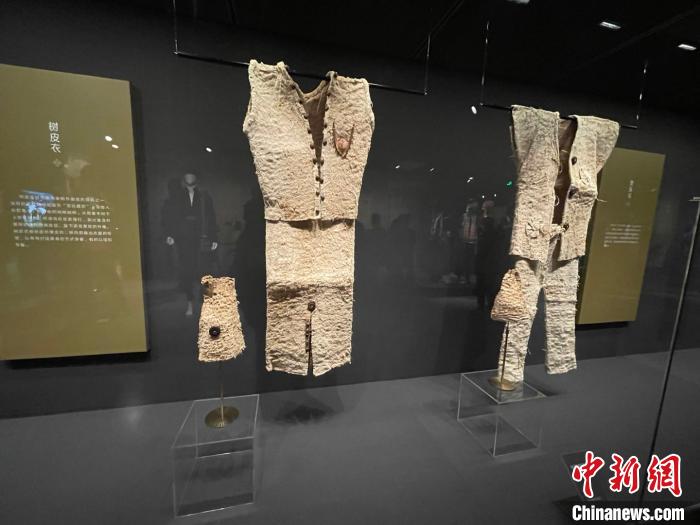 云南哈尼族服饰浙江展出 被誉为“用针线书写的史书”