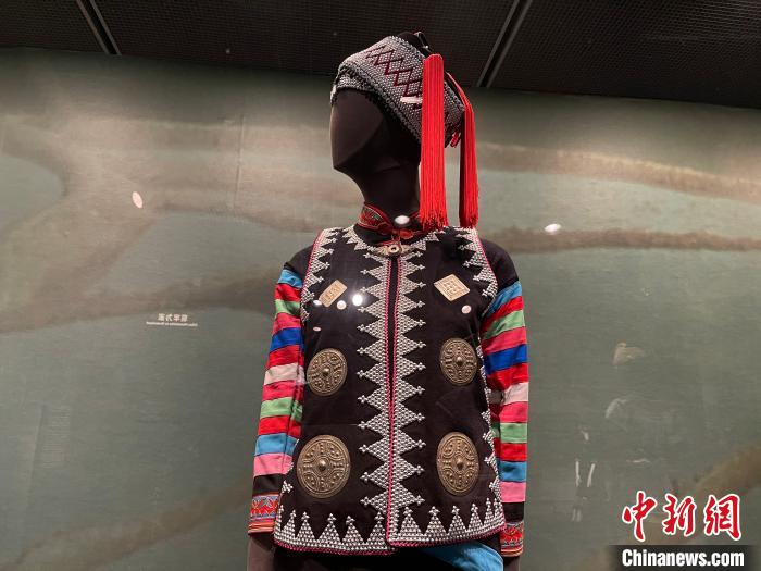云南哈尼族服饰浙江展出 被誉为“用针线书写的史书”