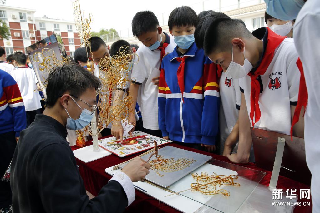 北京：非遗文化走进中学校园