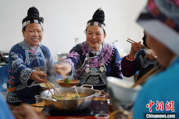 贵州丹寨：“蜡染妈妈”巧手绘幸福