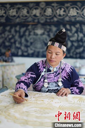 贵州丹寨：“蜡染妈妈”巧手绘幸福