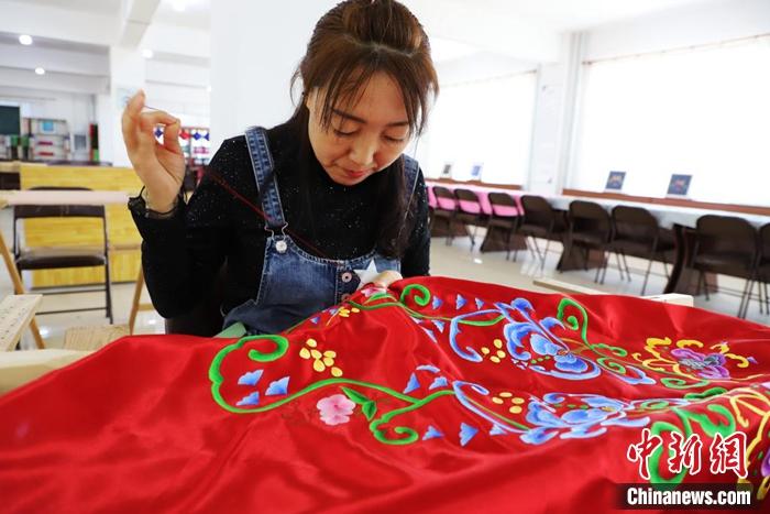 探访“中国蒙古族刺绣文化之乡”：草原绣娘用针尖刺破贫困