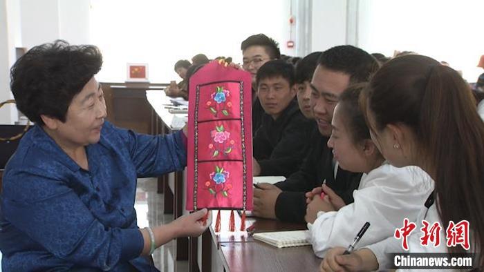 探访“中国蒙古族刺绣文化之乡”：草原绣娘用针尖刺破贫困