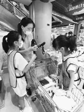 北京：员工带孩子畅读名著体验非遗尝试编程