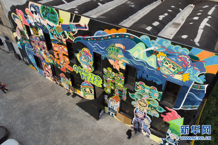 重庆老厂房墙上绘出10米高非遗苗绣文化