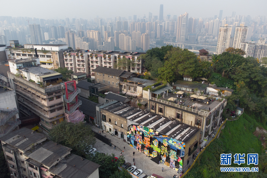 重庆老厂房墙上绘出10米高非遗苗绣文化