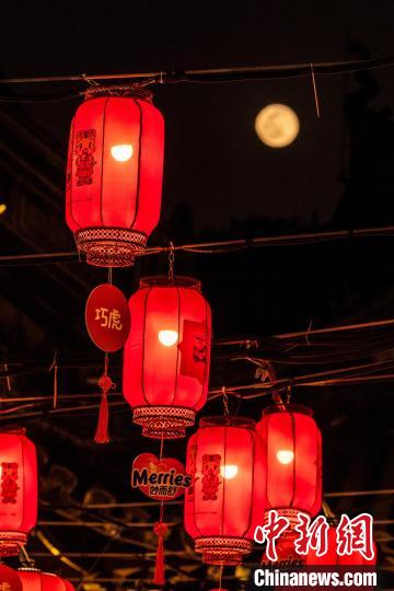 上海豫园“老虎彩灯”正式点亮 航天、冬奥元素“点睛”