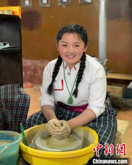 “00后”藏陶手艺人卓觉玛:用短视频讲好家乡故事