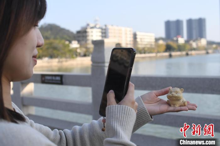 “90后”潮州木雕传承人陈嘉:方寸之间演绎刀尖绝活