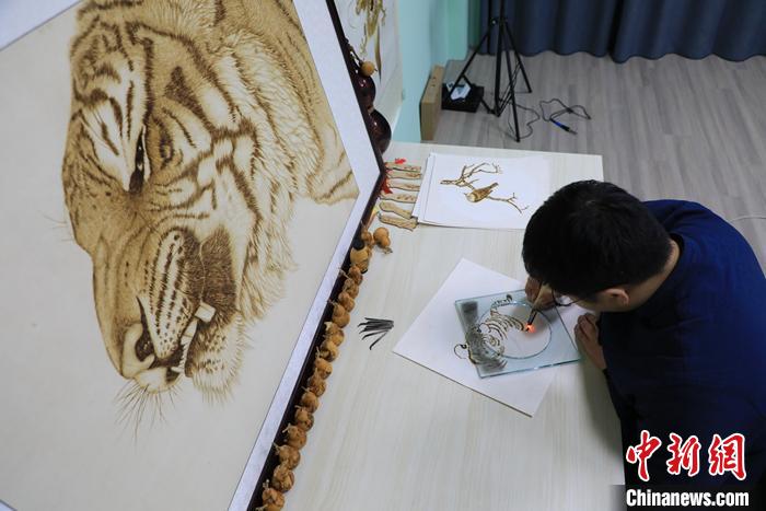 河南新乡：烙画艺人致力于烙画传承发展