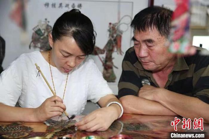 两代雕刻师的皮影情缘：做好“守艺人” 用传统刻刀展现中华文化