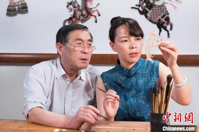 两代雕刻师的皮影情缘：做好“守艺人” 用传统刻刀展现中华文化