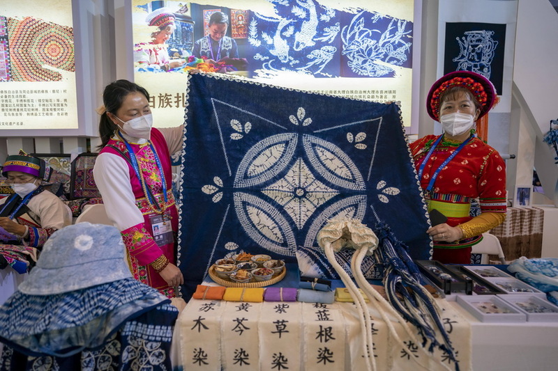 11月20日，扎染技艺传承人在南博会旅游文化馆内展示扎染作品。