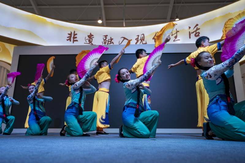 11月20日，演员在南博会旅游文化馆内表演云南花灯戏《美昭通》。