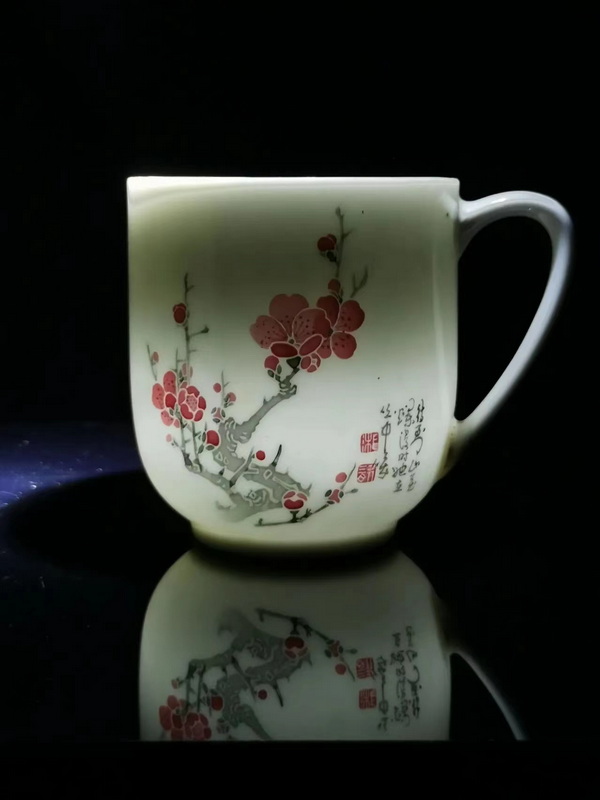 《傲雪红梅》：中国当代官窑瓷器釉下五彩瓷盘鉴赏