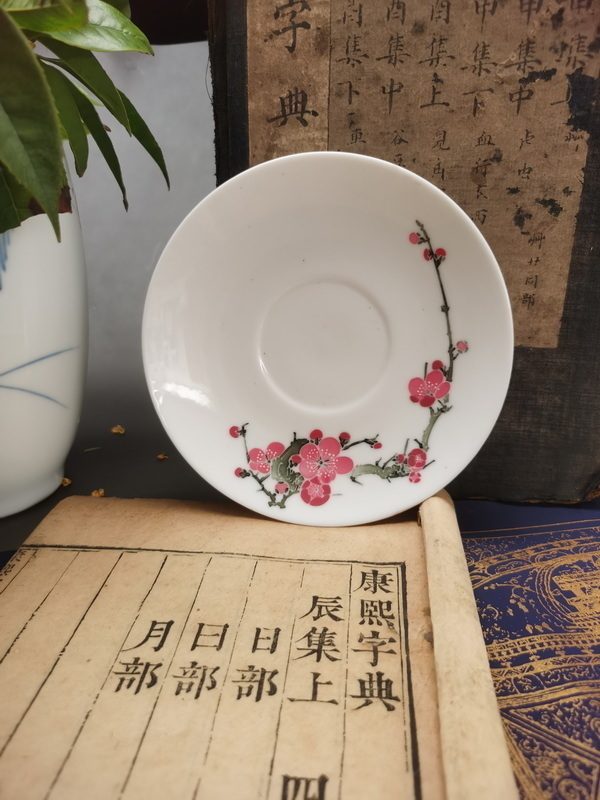 《傲雪红梅》：中国当代官窑瓷器釉下五彩瓷盘鉴赏