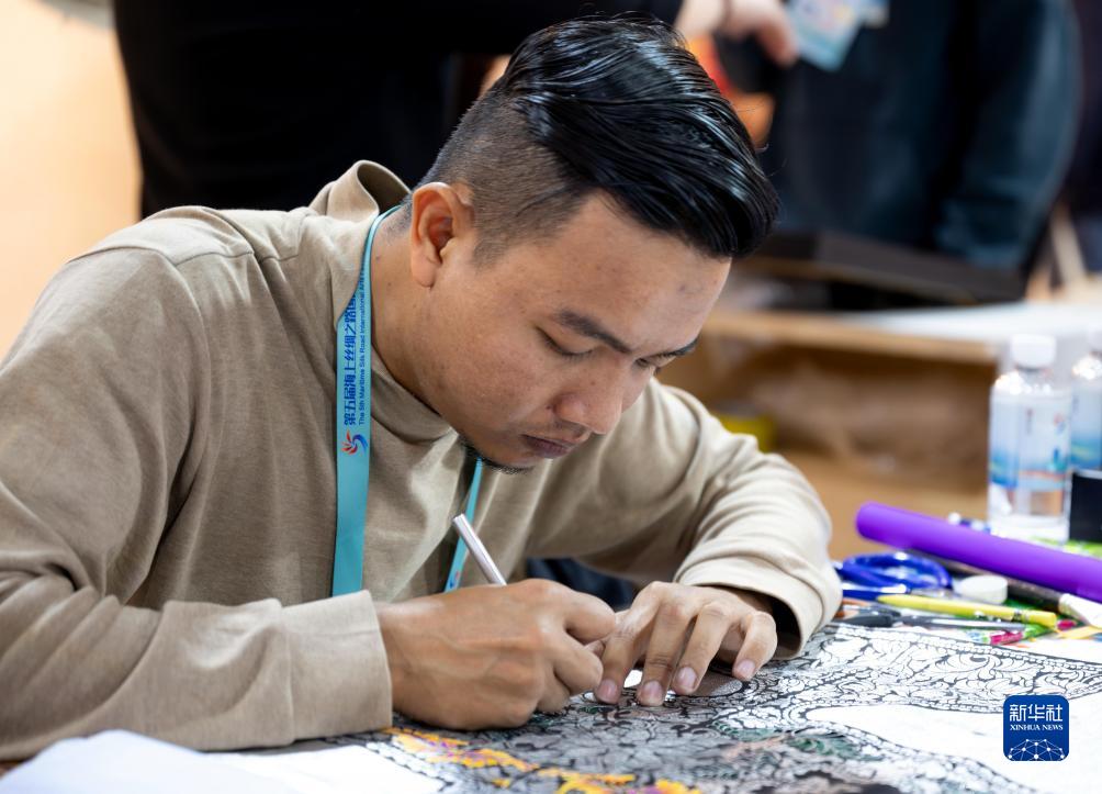 福建泉州：各国艺术家刀笔间展现“非遗”之美