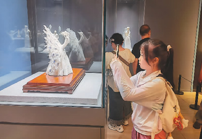 “中国白”展现东方之韵