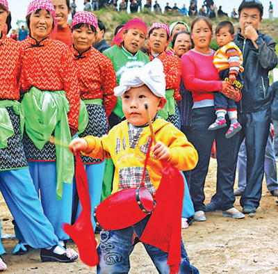 腰鼓声声 跃动黄土地