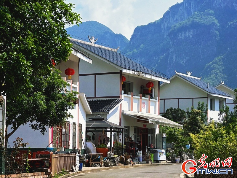 非遗工坊采风行丨从悬崖村到锦绣家园 化屋村苗绣非遗工坊的蝶变