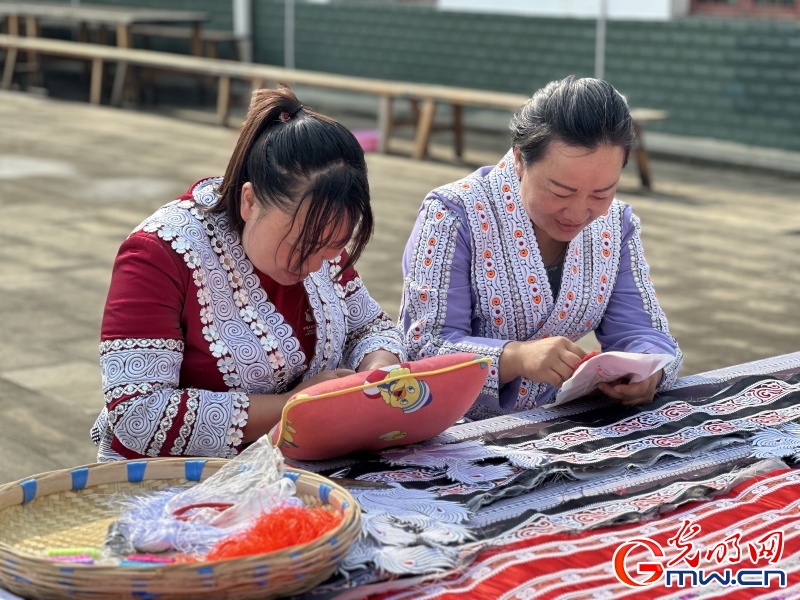 非遗工坊采风行丨从悬崖村到锦绣家园 化屋村苗绣非遗工坊的蝶变