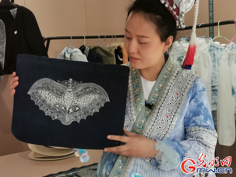 非遗工坊采风行丨从悬崖村到锦绣家园 化屋村苗绣非遗工坊的蝶变