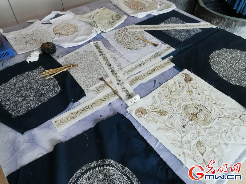 非遗工坊采风行丨从悬崖村到锦绣家园 化屋村苗绣非遗工坊的蝶变