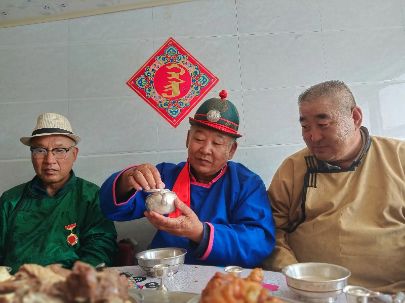 草原上的非遗工坊“生长”中