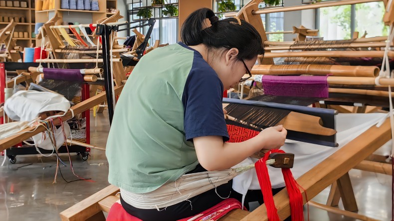 非遗工坊采风行｜土家族织锦：一面是千年图腾 一面是幸福画卷