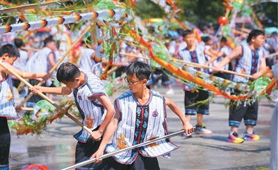 盛夏水龙“舞”出新活力