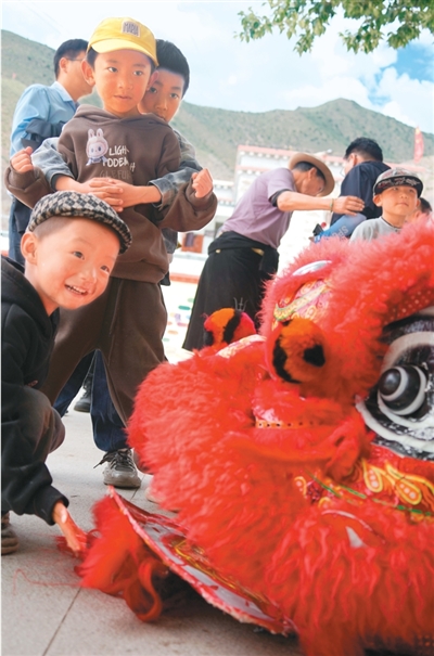 西藏硕督狮子舞：高原狮舞 舞出红火