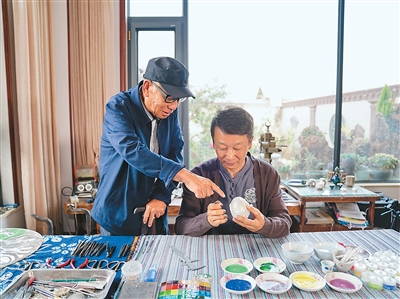 云南丽江珐琅银器:银丝为骨 釉上写“诗”