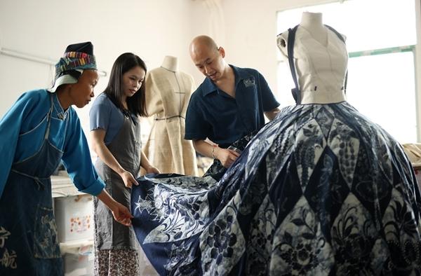 青年为非遗创品牌 老手艺撑起乡村“精气神”