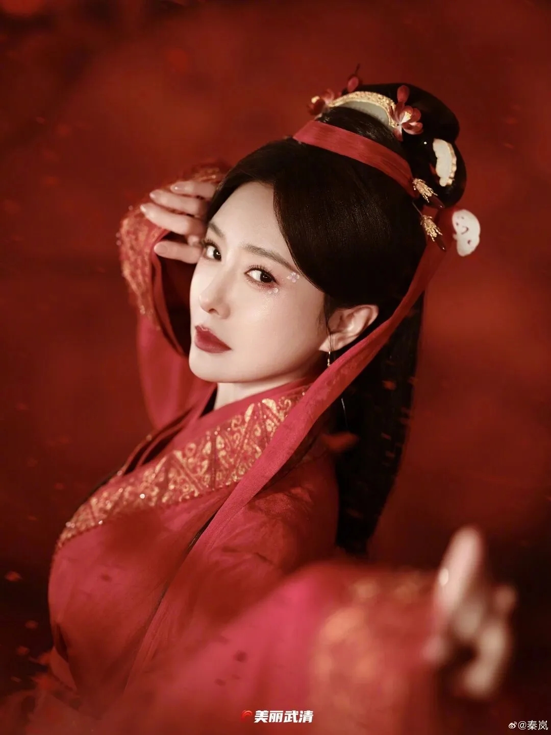 秦岚、王楚然戴着武清“非遗”上春晚