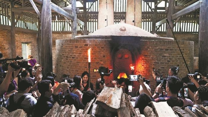 江西景德镇：元代馒头窑复烧点火