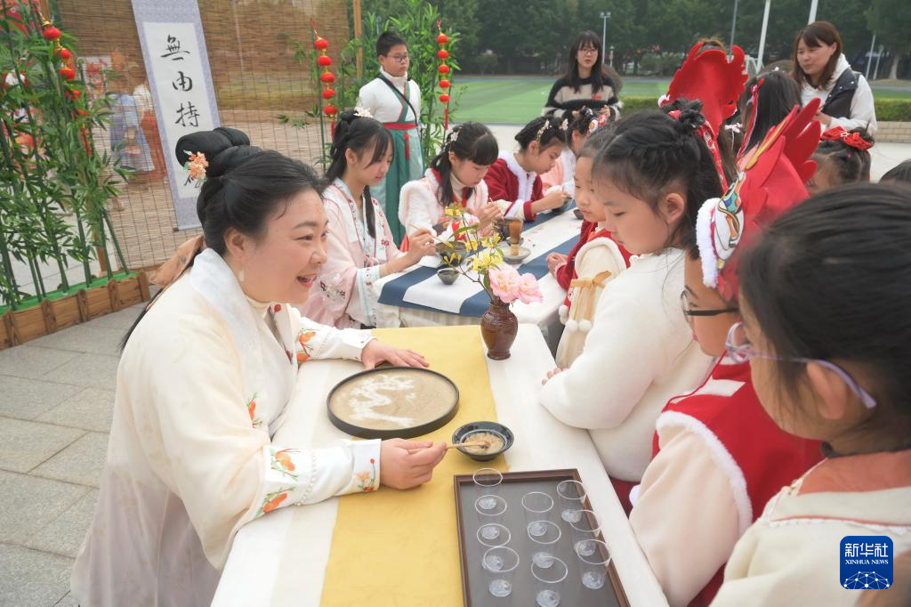 福建福州：舞龙击鼓迎开学 传统文化显魅力