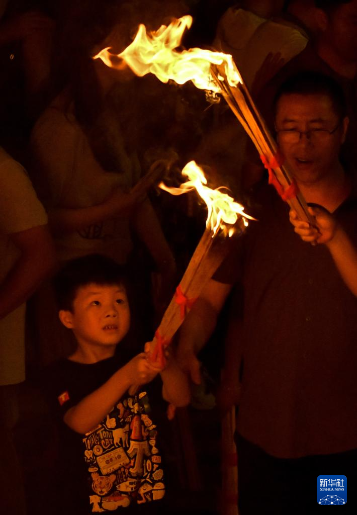 云南楚雄：欢庆彝族火把节