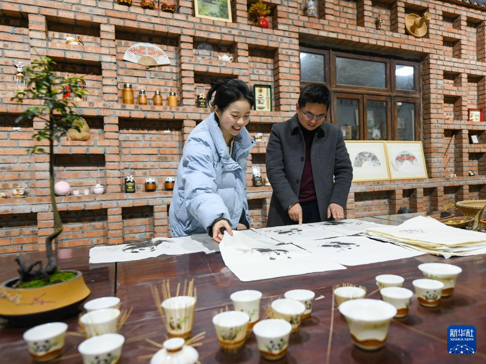 “熊猫抱竹”绕纤丝 非遗盖碗飘茶香