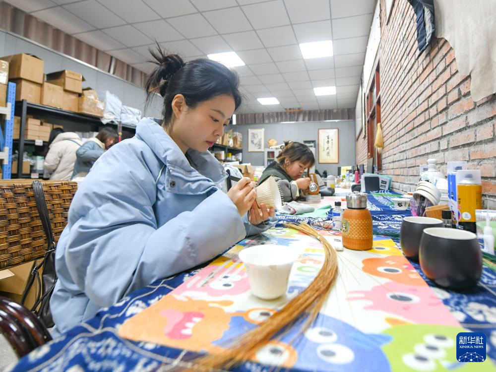 “熊猫抱竹”绕纤丝 非遗盖碗飘茶香