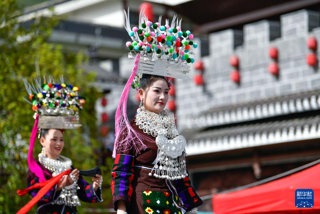 贵州台江举办姊妹节“T台”服饰秀