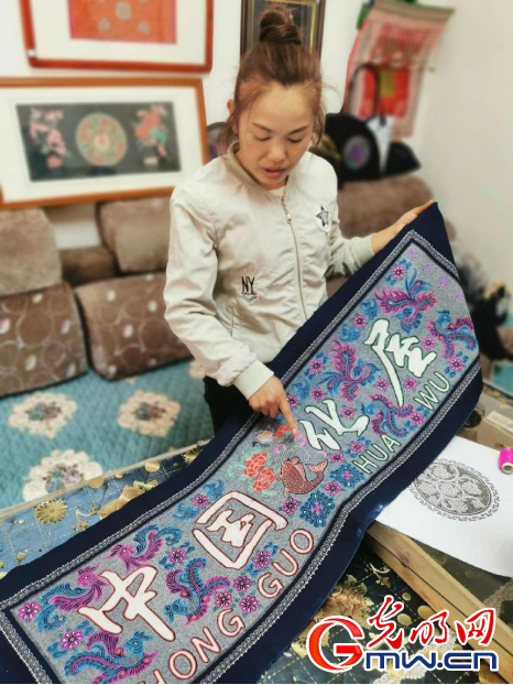 非遗工坊采风行丨从“化屋基”到“幸福村” 一针一线绣出苗乡新韵